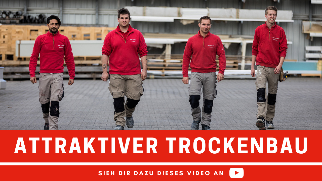 Attraktiver Trockenbau - Foto zeigt 4 Trockenbauer gehend auf einem Hof.